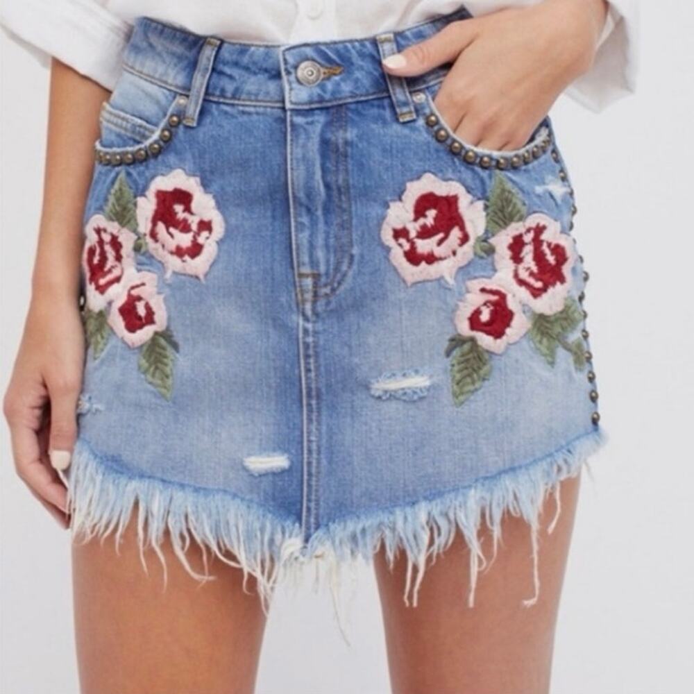 Free People Embroidered Wild Rose Denim Mini Skirt Size 26/2 - Picture 2 of 7